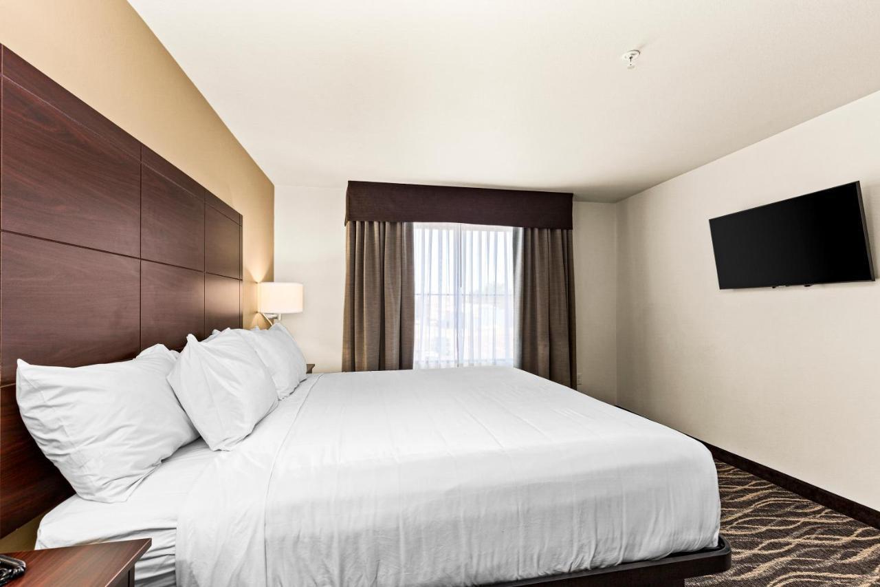 Cobblestone Hotel & Suites Superior Extérieur photo