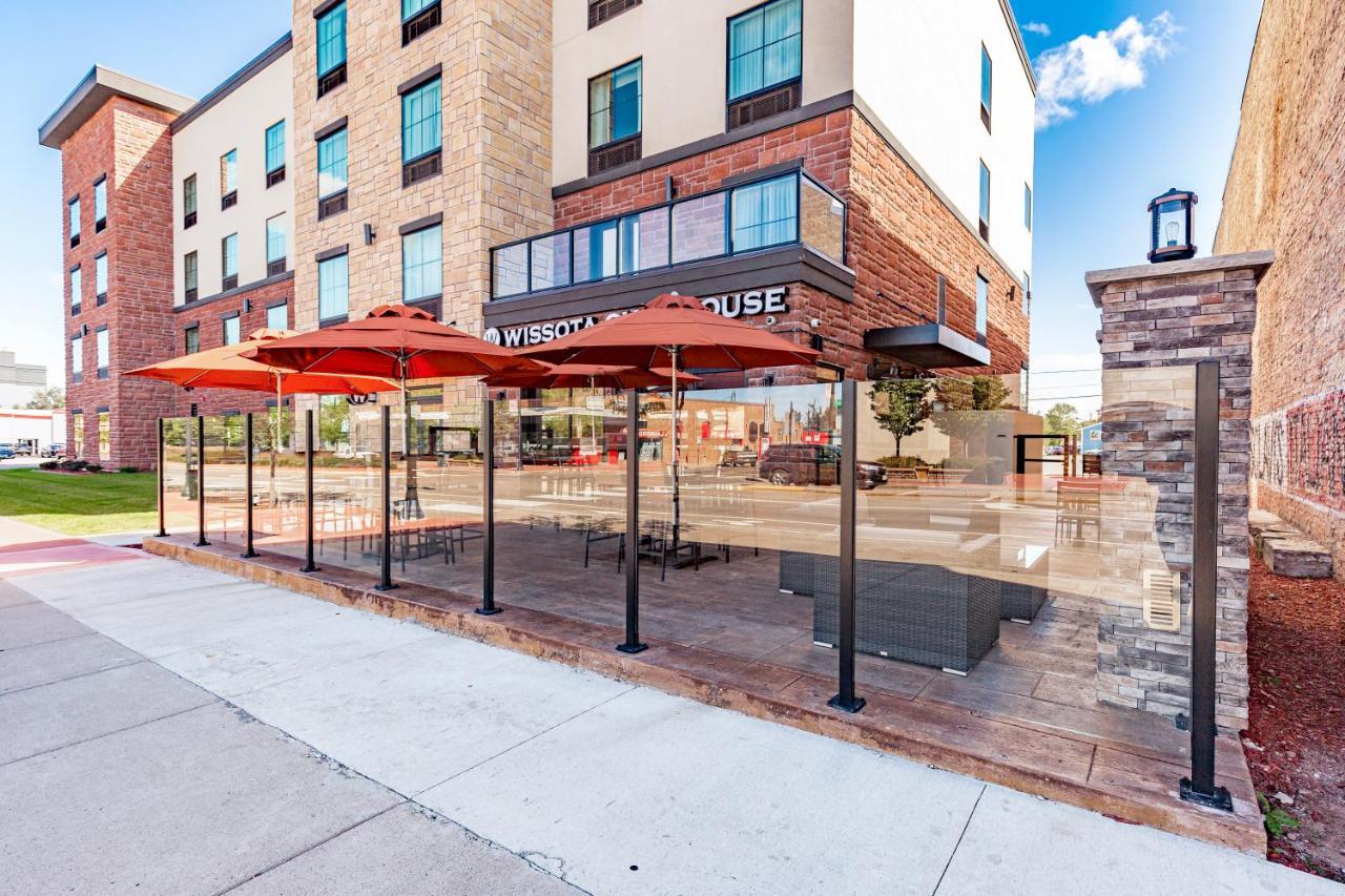Cobblestone Hotel & Suites Superior Extérieur photo