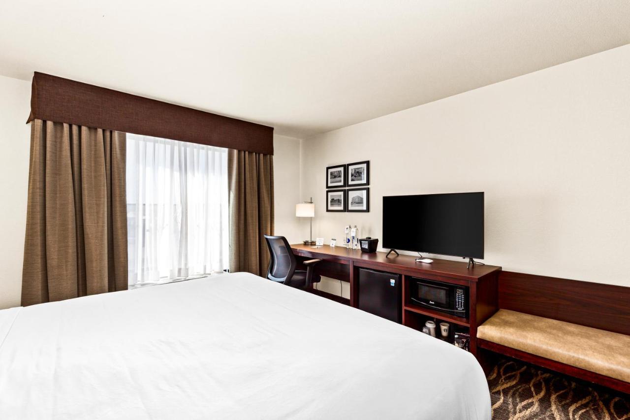 Cobblestone Hotel & Suites Superior Extérieur photo