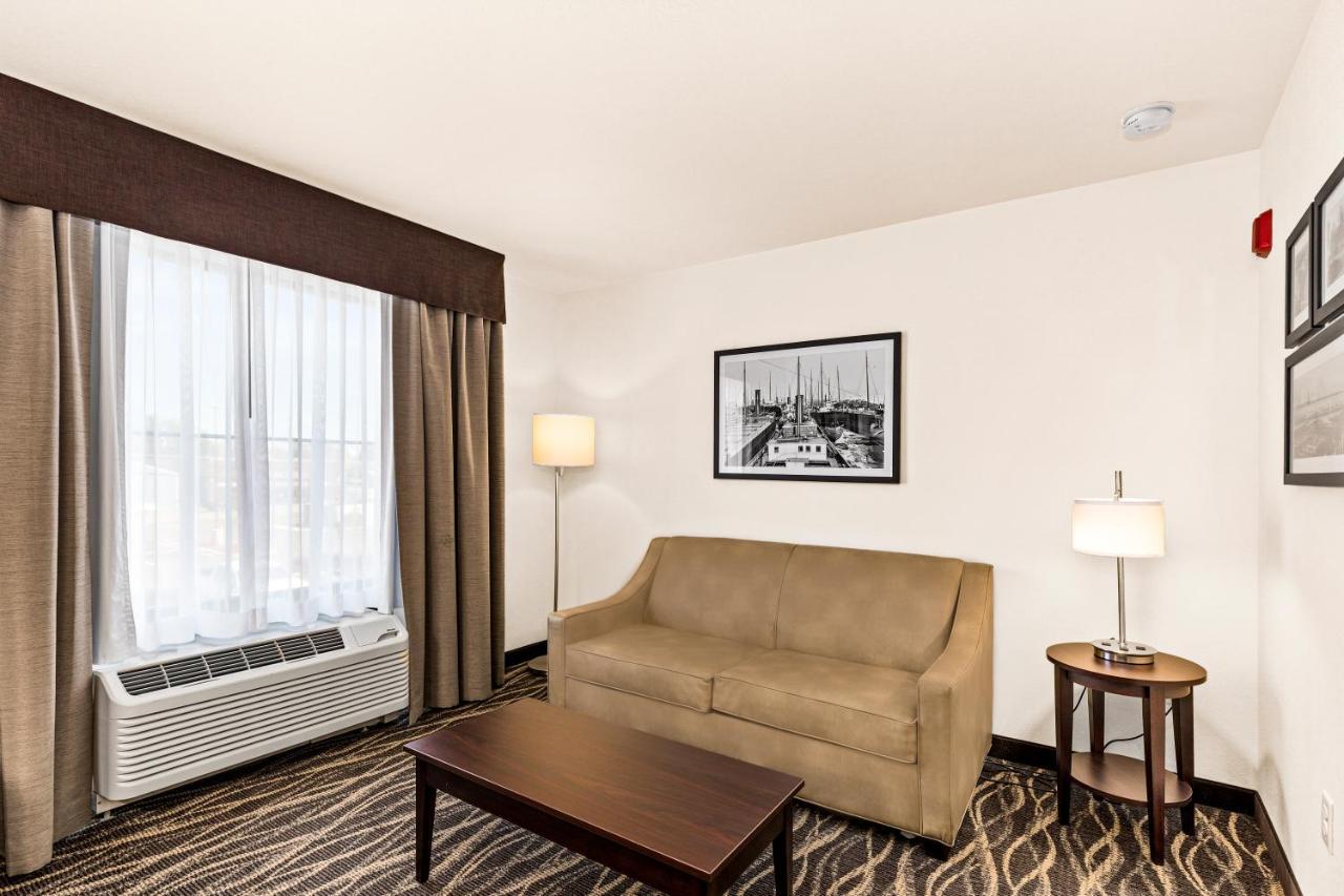 Cobblestone Hotel & Suites Superior Extérieur photo