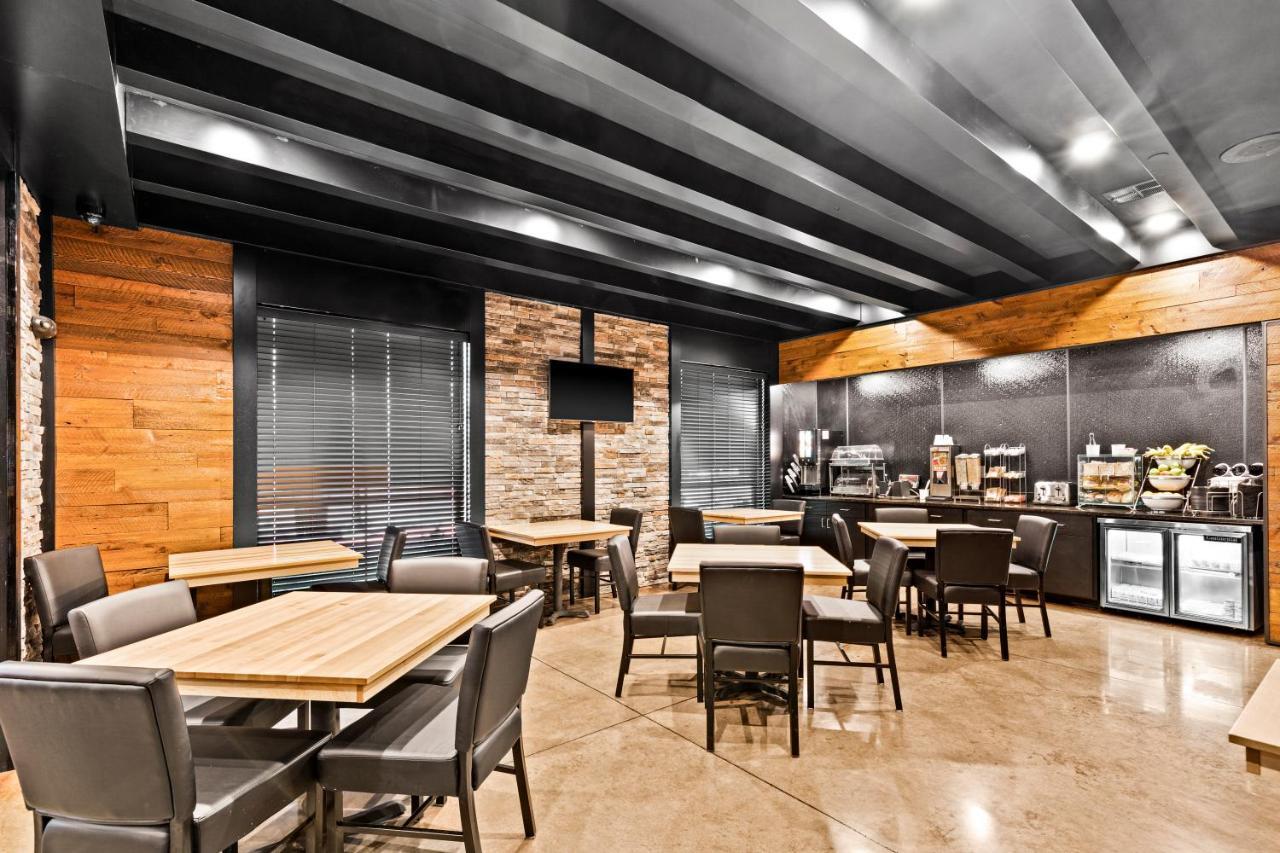 Cobblestone Hotel & Suites Superior Extérieur photo